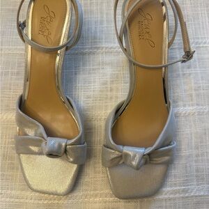 Jewel Badgley Mischka Silver Knot-Bow Ankle-Strap 3/4 Heels Size 8.5 NEW